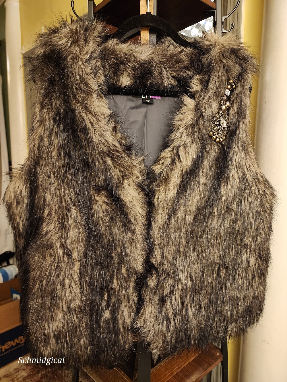 Faux Fur Hooded Vest in Brown/Gray‎ 90s Y2k Brooch